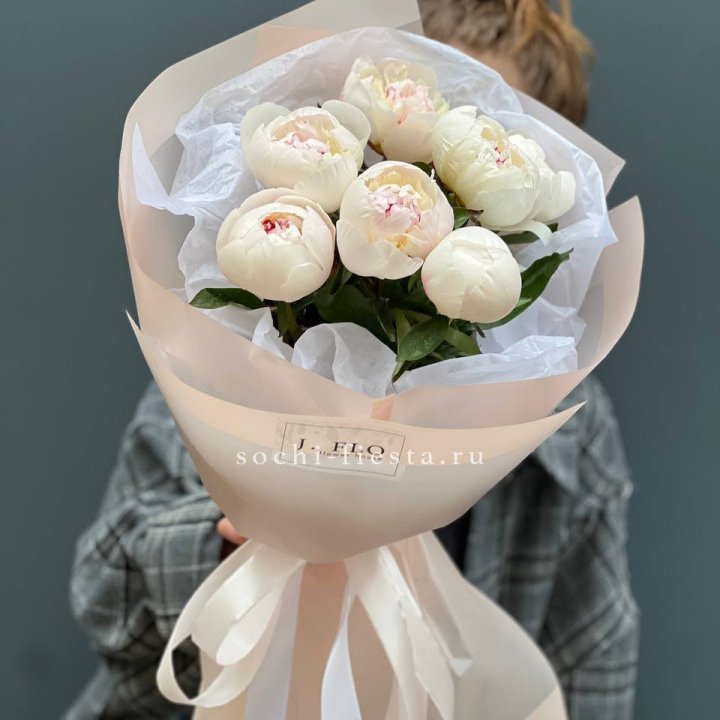 Букет белых пионов в Барнауле