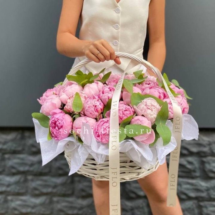 29 пионов в корзине в Барнауле