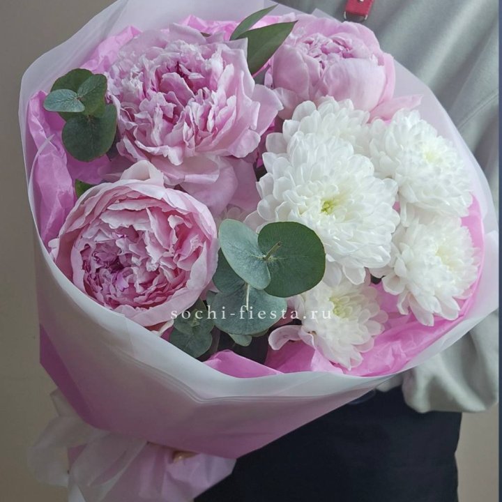  Букет комплимент с пионами в Барнауле