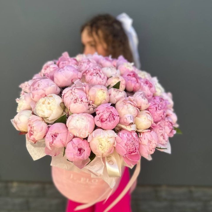 51 нежных пионов  в цилиндре в Барнауле