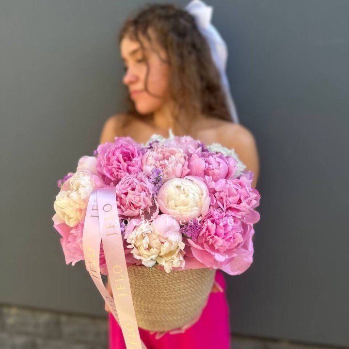 15 пионов в джутовом кашпо в Барнауле