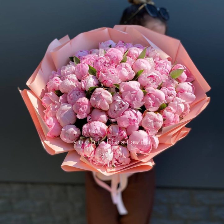 Нежный букет 51 пионов  в Барнауле