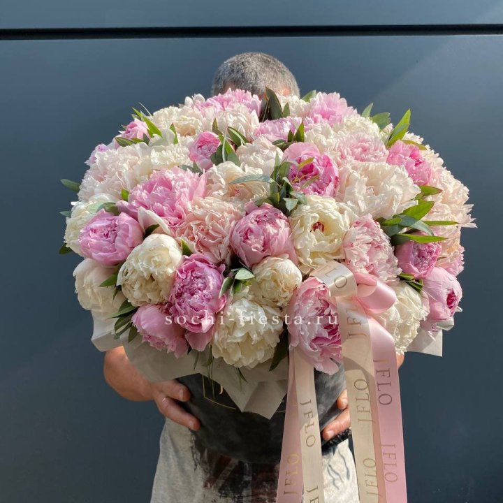 51 пионов в боксе в Барнауле