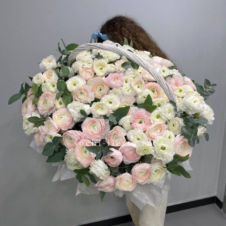 Ранункулюсы в корзине в Барнауле