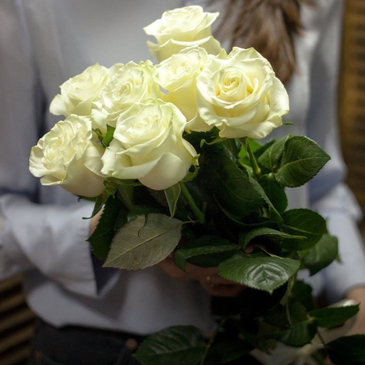 7 белых роз в Барнауле