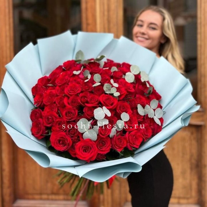 101 красная роза с эвкалиптом в Барнауле