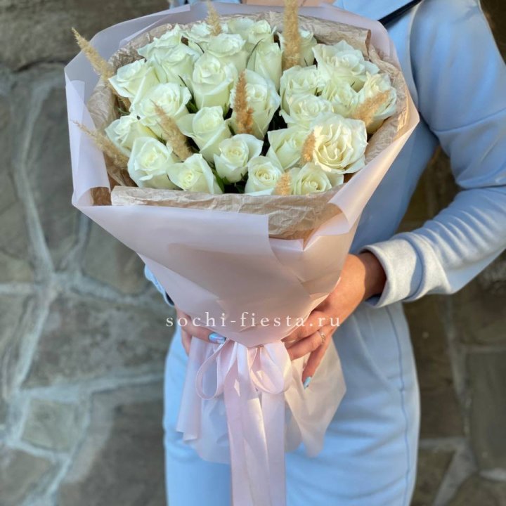 25 белых роз с сухоцветами в Барнауле
