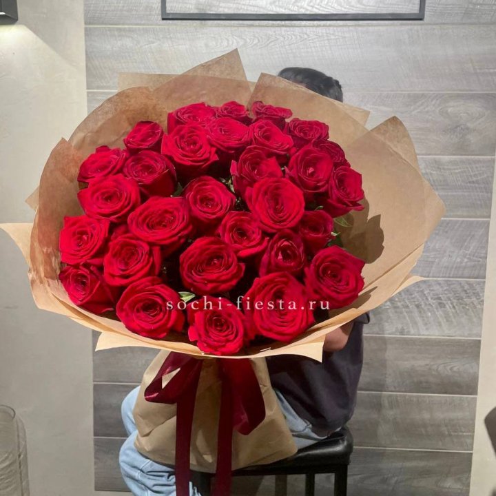 37 красных роз в крафте в Барнауле