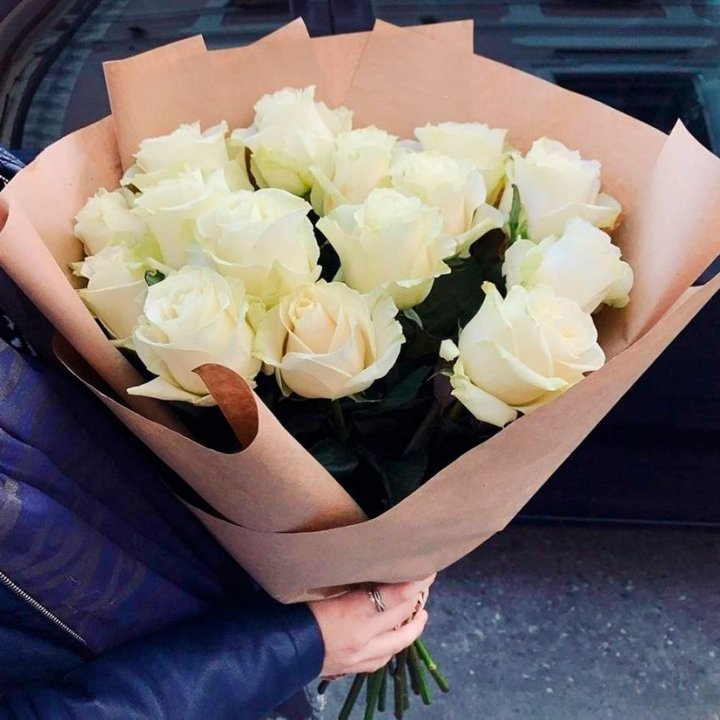 15 белых роз "Крафт" в Барнауле