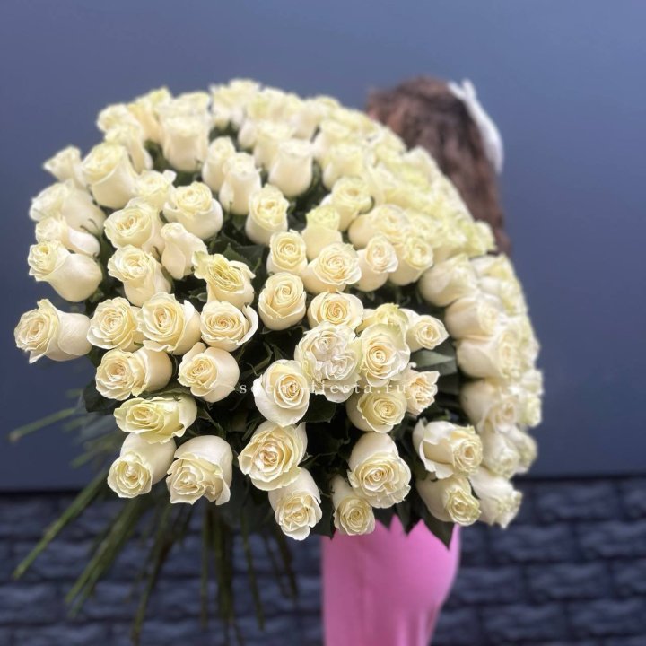 101 белая высокая импортная роза под ленту в Барнауле