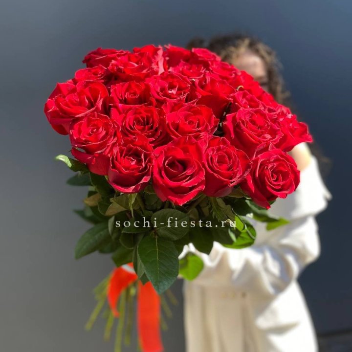 25 высоких красных роз в Барнауле