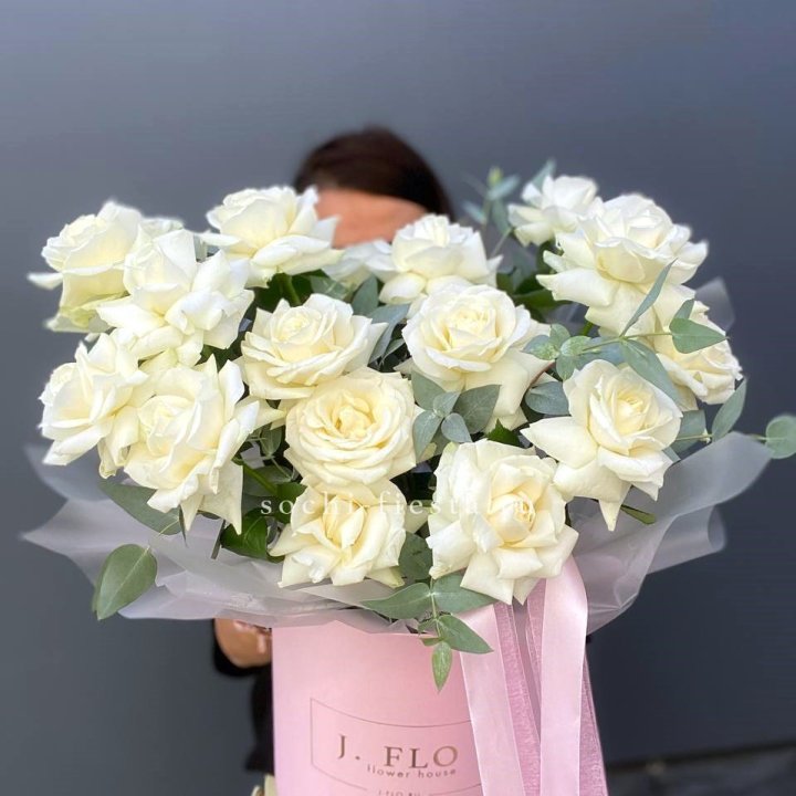 17 Французских белых роз в боксе в Барнауле
