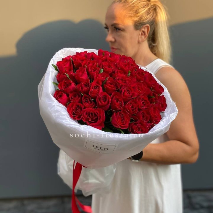 51 роза мадам ред в нежном оформлении в Барнауле