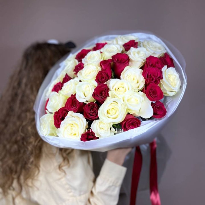 Букет из красных белых 45 роз в Барнауле
