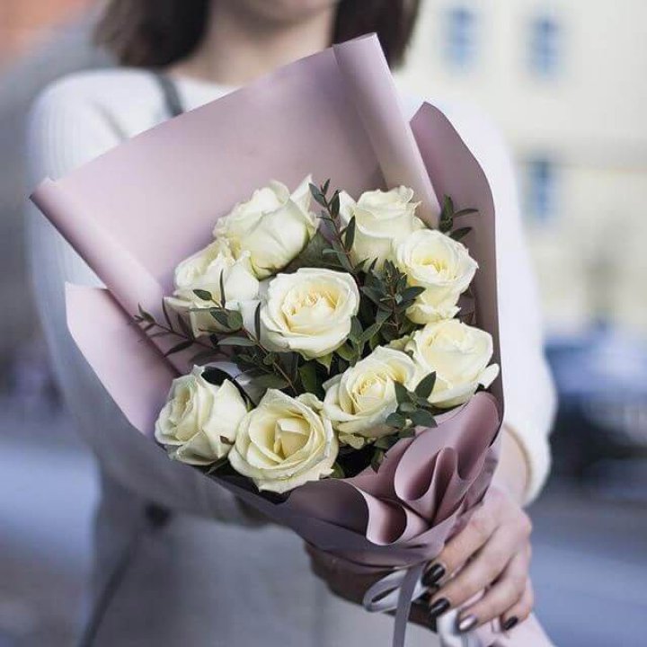 9 белых  роз "Минт" в Барнауле