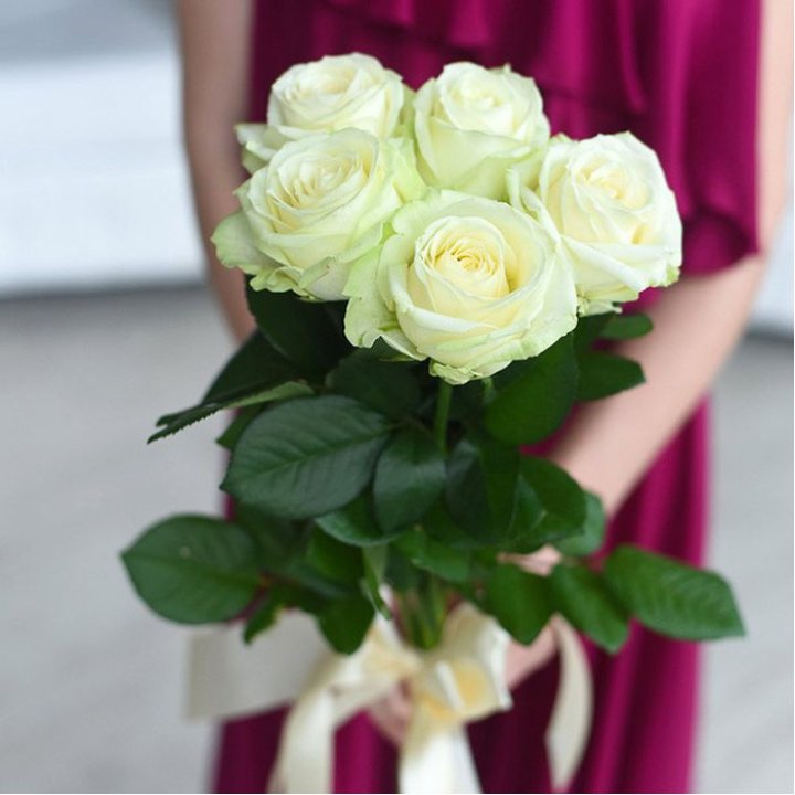 5 белых роз в Барнауле