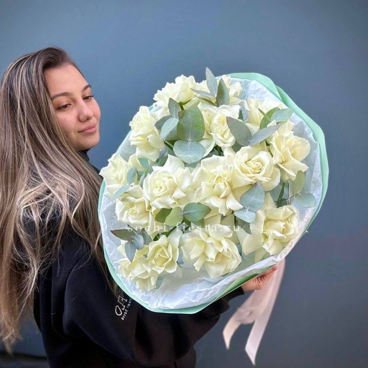 15 Белых французских роз "Ноте бьянка" в Барнауле