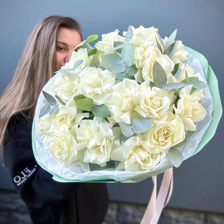 19 Белых французских роз "Ноте бьянке" в Барнауле
