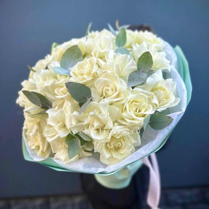 25 Белых французских роз "Ноте бьянка" в Барнауле