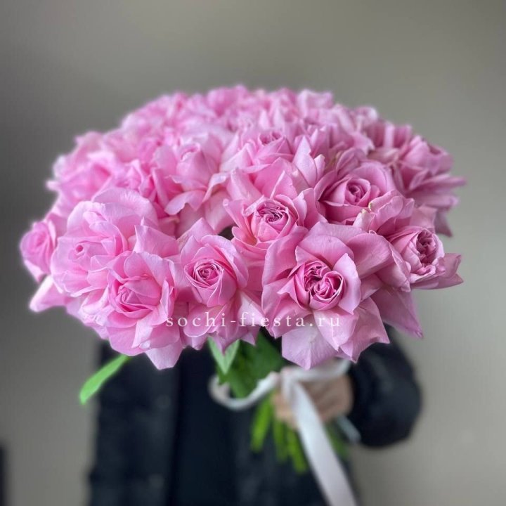 25 розовых французских роз в Барнауле