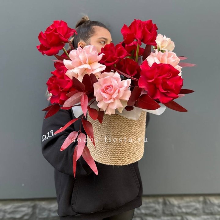 15 Французских роз в джутовом кашпо в Барнауле