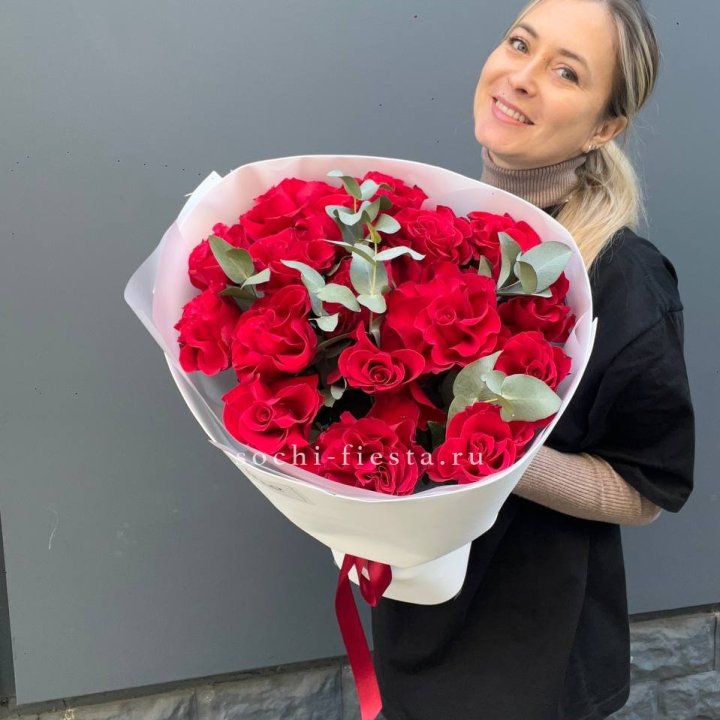 17 Красных французских роз в Барнауле