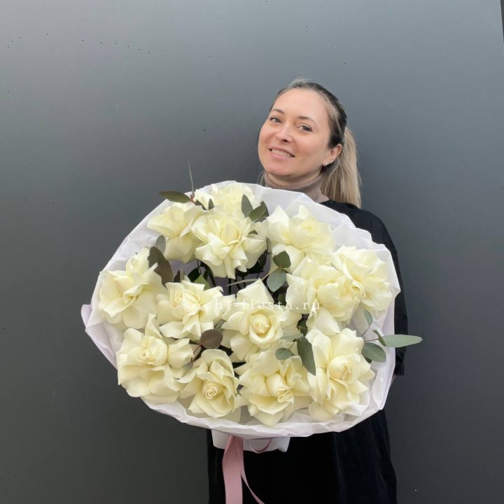 13 Белых французских роз Облако в Барнауле