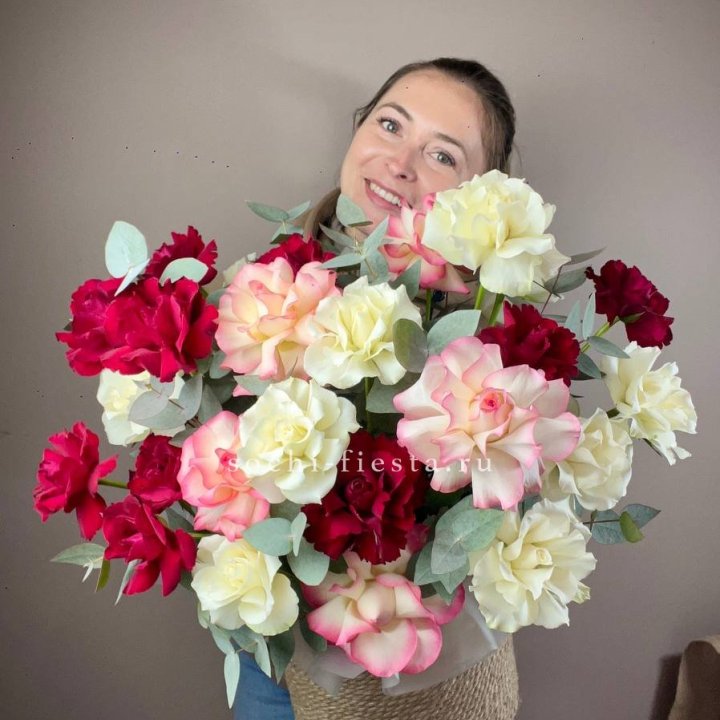 35 французских роз микс в джутовом боксе в Барнауле