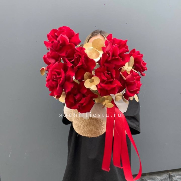 Красные французские розы в джутовом кашпо в Барнауле