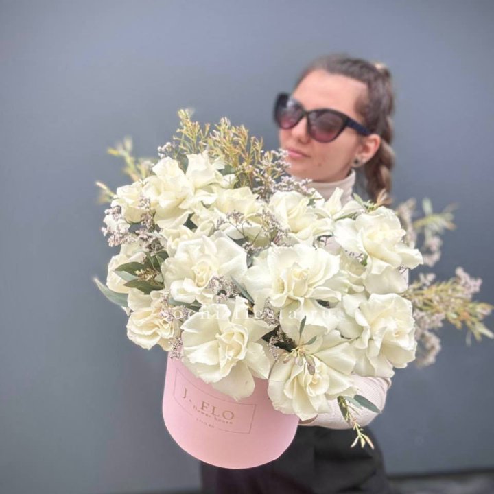 17 Французских белых роз в коробке Афина в Барнауле