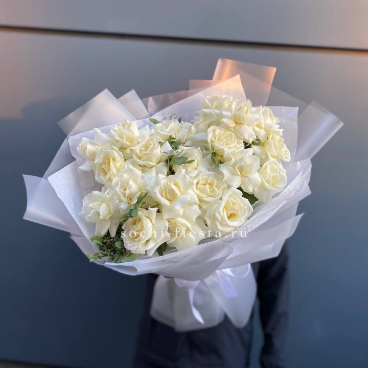 Пышный букет из белых роз в Барнауле