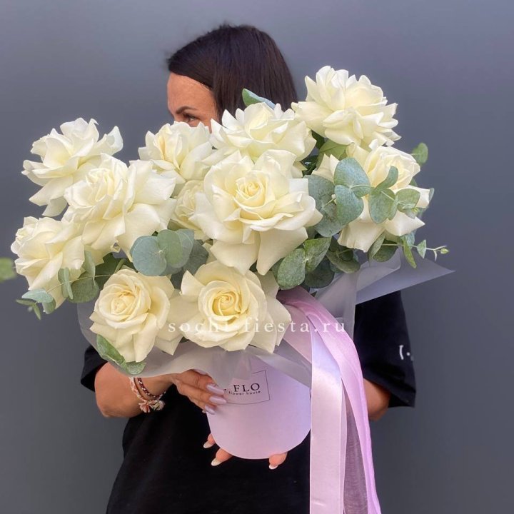 11 Французских белых роз в боксе в Барнауле