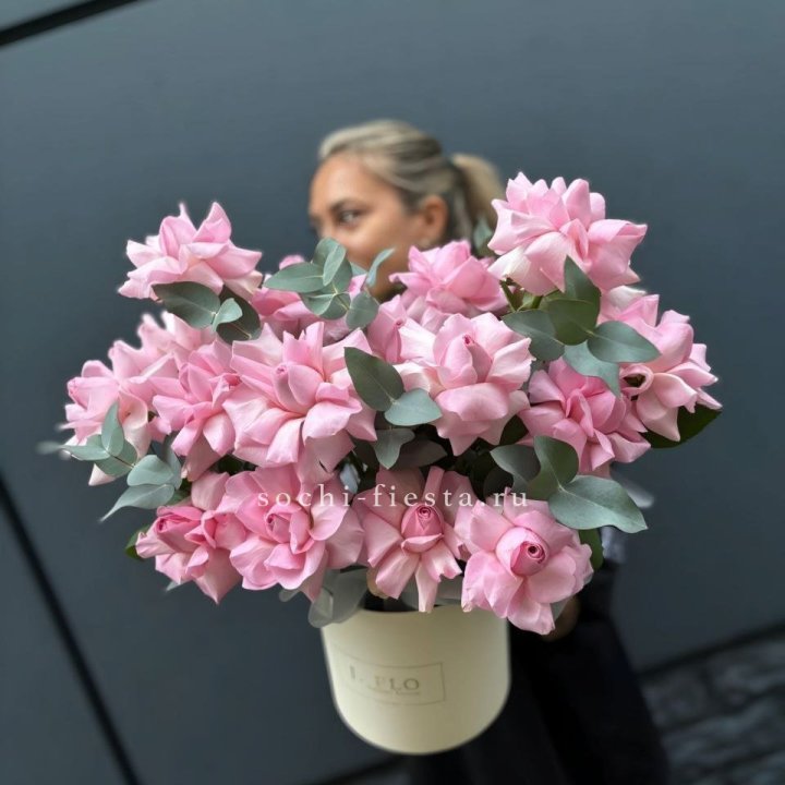 17 Розовых французских роз в боксе в Барнауле