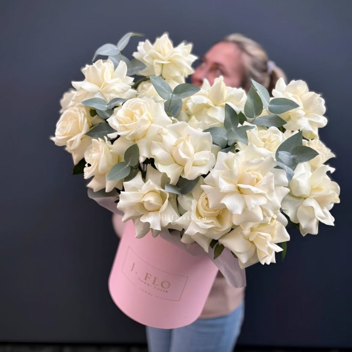 25 Французских белых роз в боксе в Барнауле