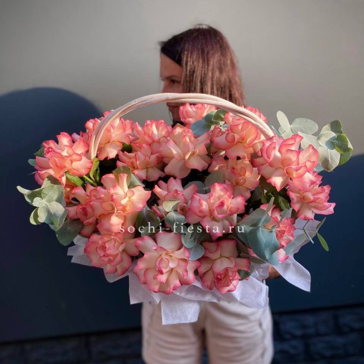 25 Французских роз Джумилия в корзине в Барнауле