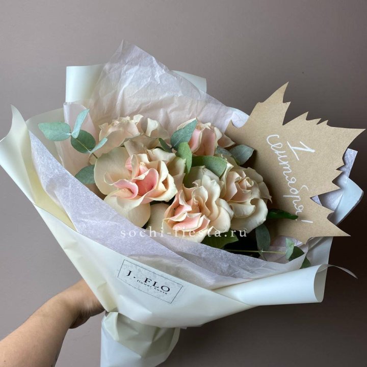Букет кремовых роз к дню знаний в Барнауле