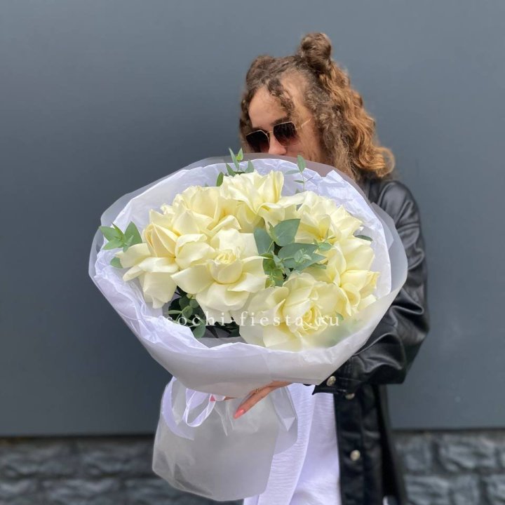 7 Белых французских роз  в Барнауле