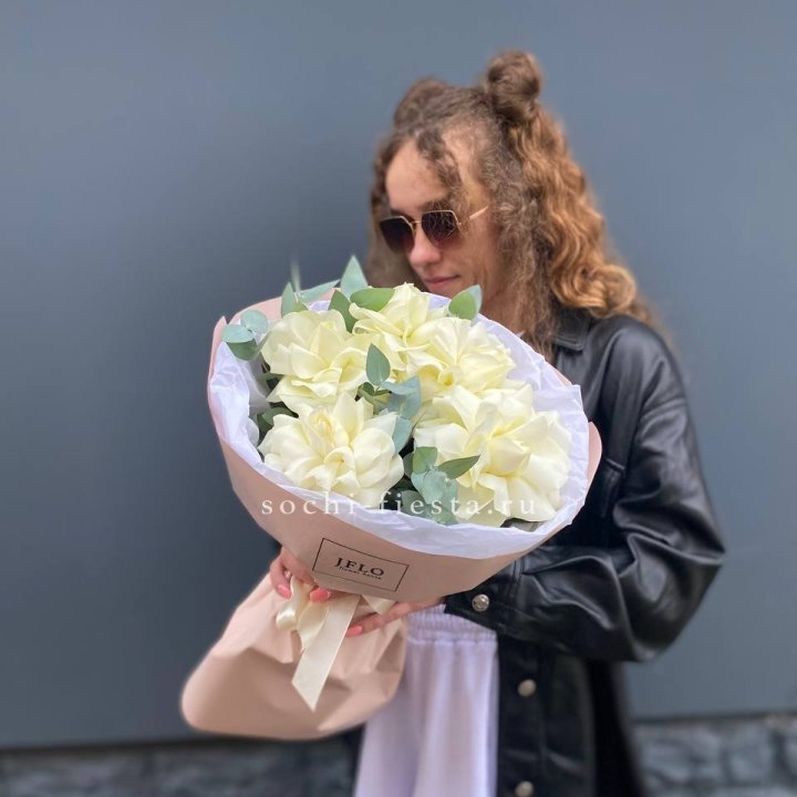 5 Белых французских роз в Барнауле