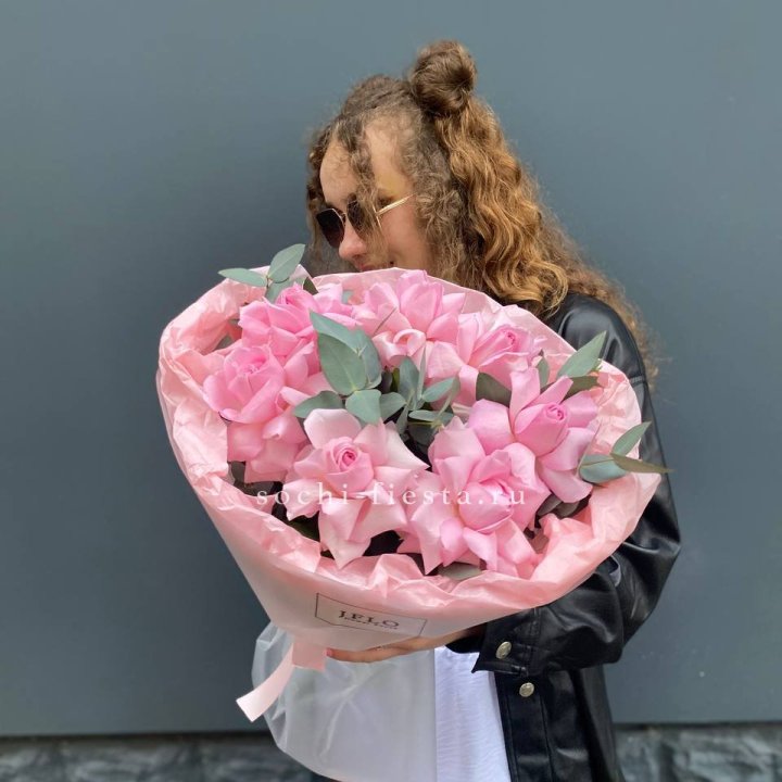 7 розовых роз в Барнауле