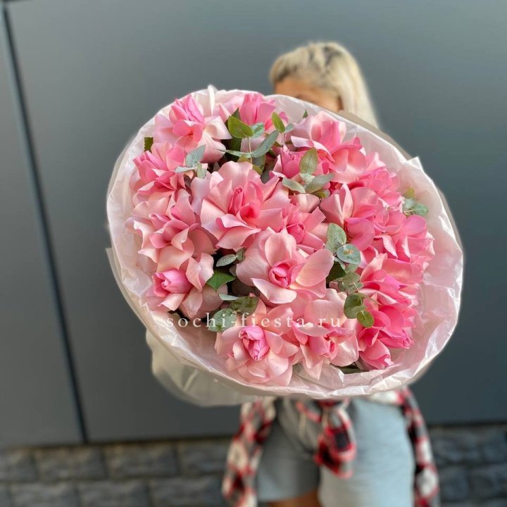 17 розовых роз в Барнауле