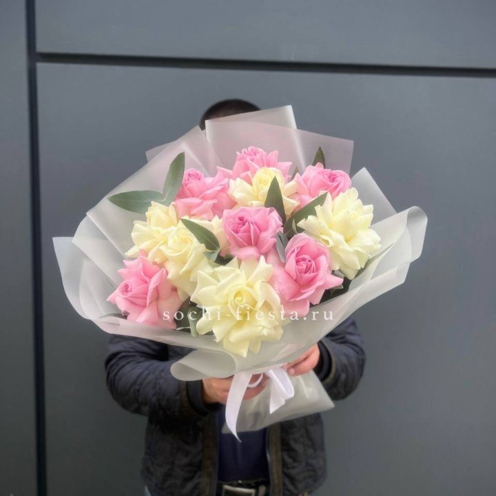 11 бело-розовых роз в Барнауле