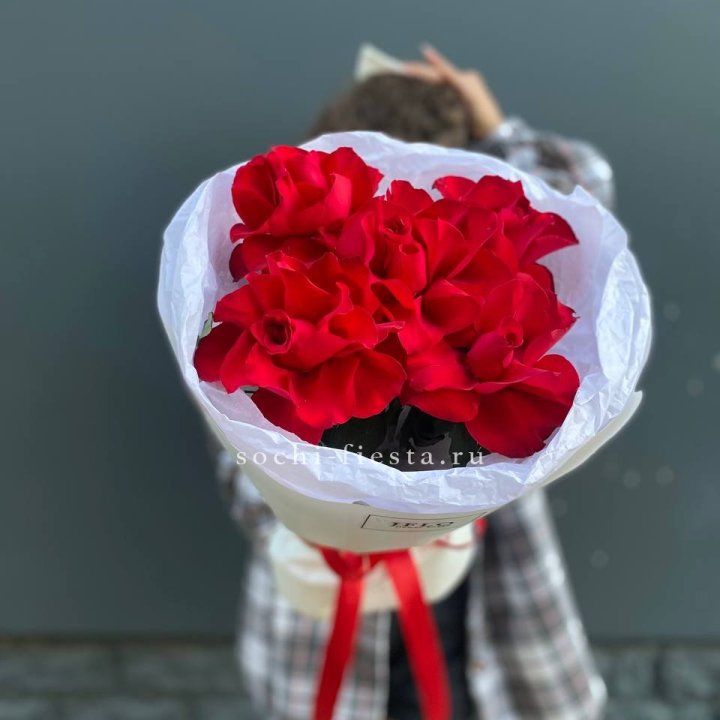 5 французских красных роз в Барнауле