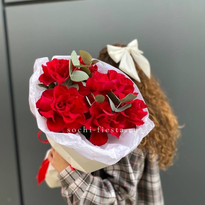 7 красных французских роз в Барнауле