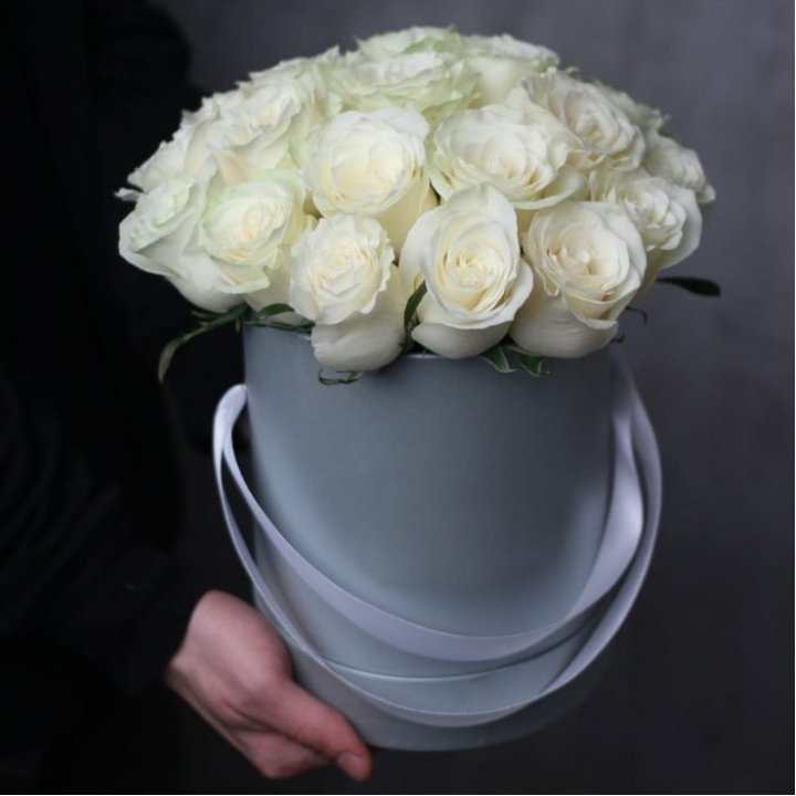 15 белых роз в цилиндре в Барнауле