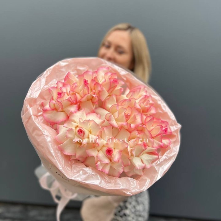 9 французских роз Джумилия в нежном оформлении в Барнауле