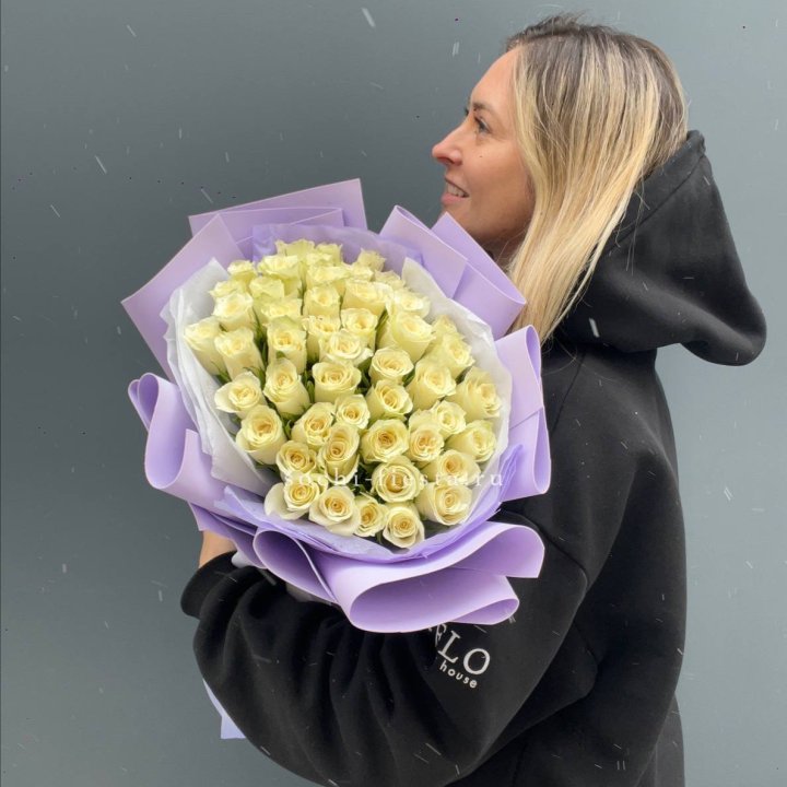 51 белая кенийская роза в оформлении в Барнауле