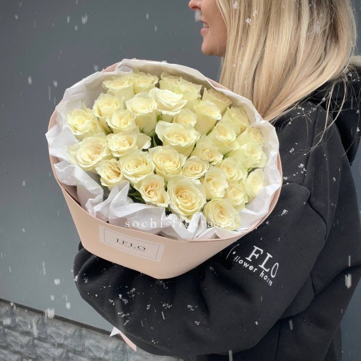 31 белая роза в оформлении в Барнауле