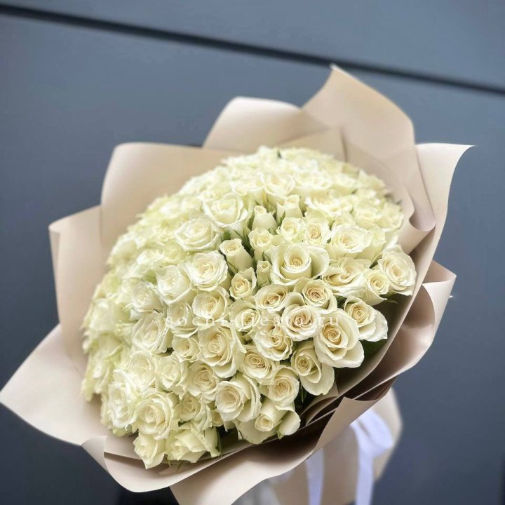 101 белая роза Атена в Барнауле