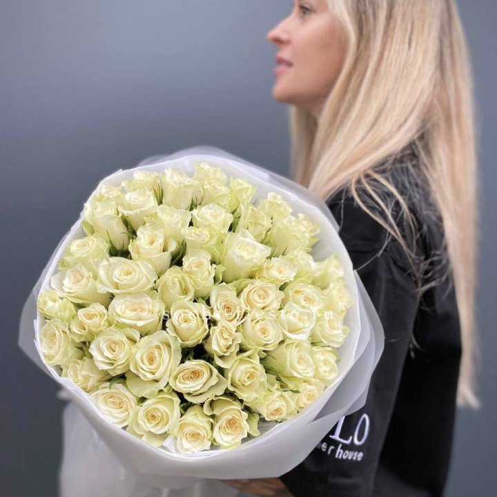 Воздушный букет из 51 белой кенийской розы в Барнауле