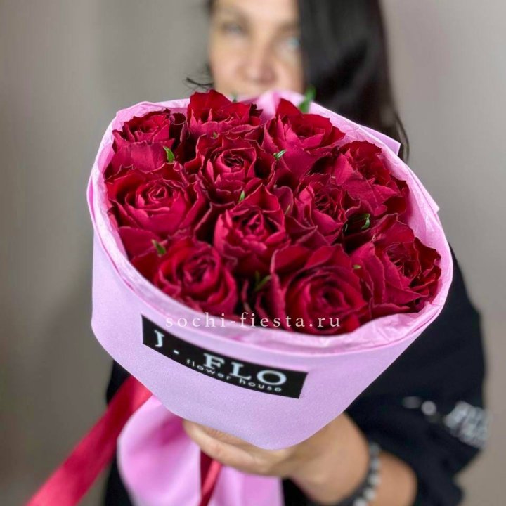 11 красных роз мадам ред в Барнауле